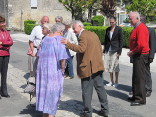 Sœur Anne-Marie Salomon accueillie par le maire de Saint-Brice et par Franck Pierre. 